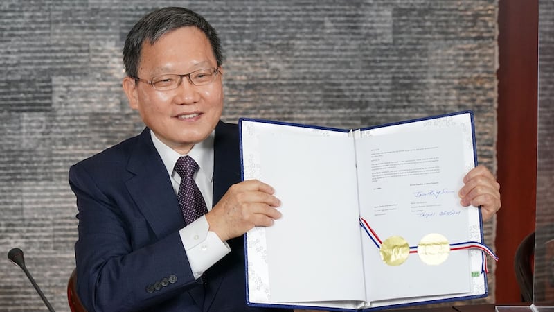 台湾财政部长苏建荣展示与中美洲银行视讯签署协定。(财政部提供)