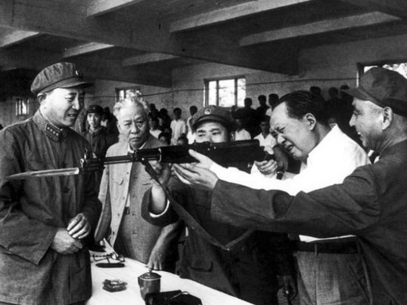 1964年6月15日，北京举行北京军区、济南军区训练尖子汇报表演，毛泽东举枪瞄准，刘少奇、罗瑞卿等人在旁观看。（档案照）