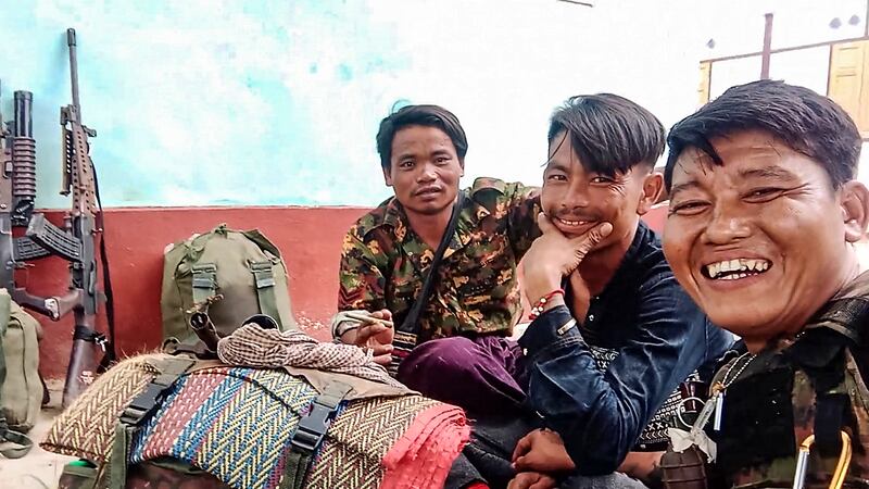 လူသတ်ကြောင်း ကိုယ်တိုင်ပြောနေသည့် စစ်ကောင်စီတပ်သားများ၏ ဓာတ်ပုံအား တွေ့ရစဉ်။ (Photo: Citizen Journalist)