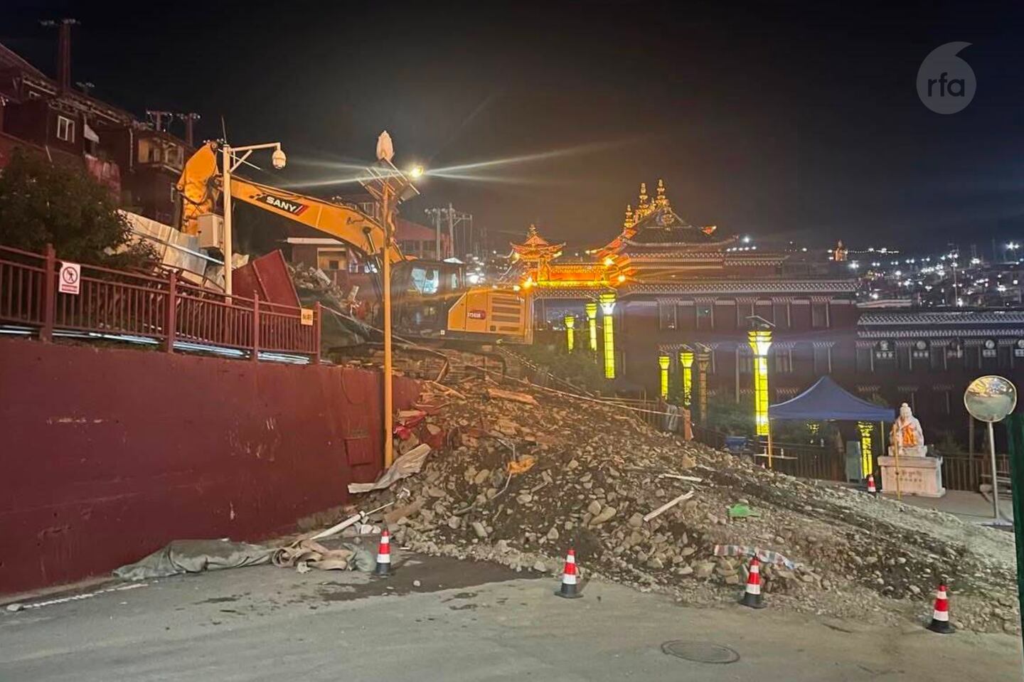 The demolition work has largely been conducted at night, apparently to reduce public attention, prevent the spread of information, avoid photography and video recording, and make satellite monitoring more difficult. A photo received on August 11.