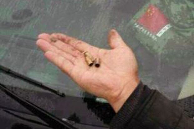 15日,有网友发微博称,青海省海东市化隆县在修建光伏发电站时“警察暴打村民,县长连开五枪”。(网友摄/微博图片)