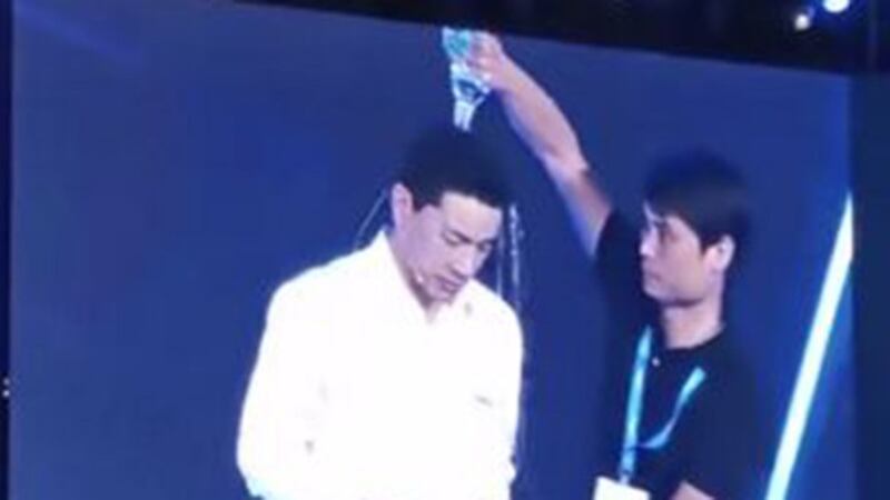 李彦宏发表演讲遭人泼水。（Public Domain）