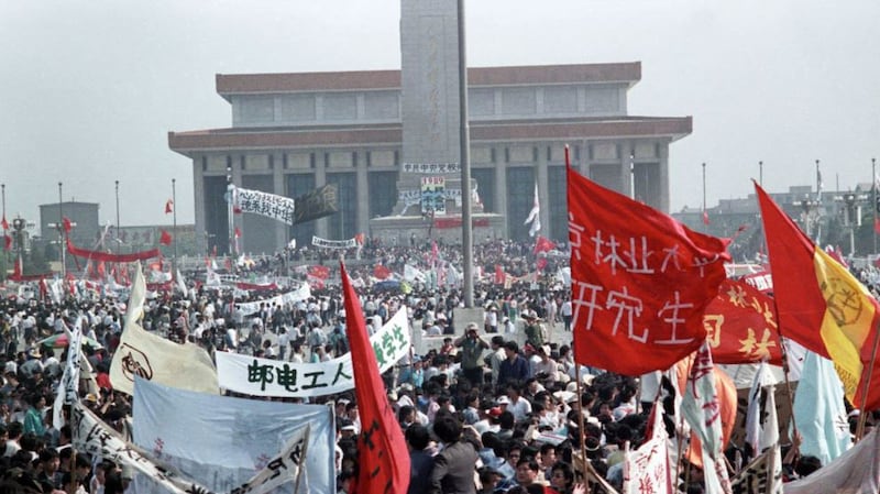 张伦正26岁之时与大学生们一起参加了八九六四运动。(美联社)