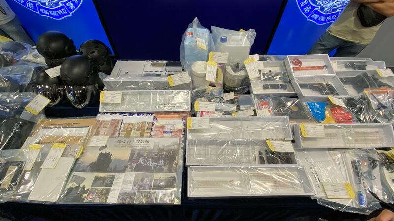 行動中，警方檢獲製作TATP炸藥的工具、氣槍、反送中文宣等。（鄧穎韜 攝）