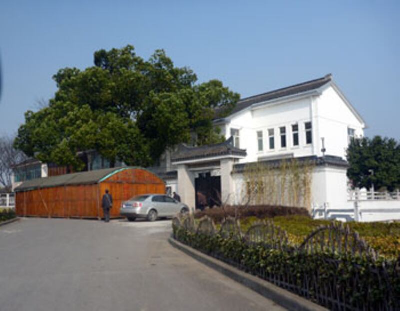 周家大宅位於無錫鄉間的西前頭村,該村距離無錫市二十多公里,其位於村口河邊的周家大宅在村內鶴立雞群。大宅青磚白墻,前後均有花園,門口還有三棵巨大的香樟樹。(宇璐詩拍攝)
