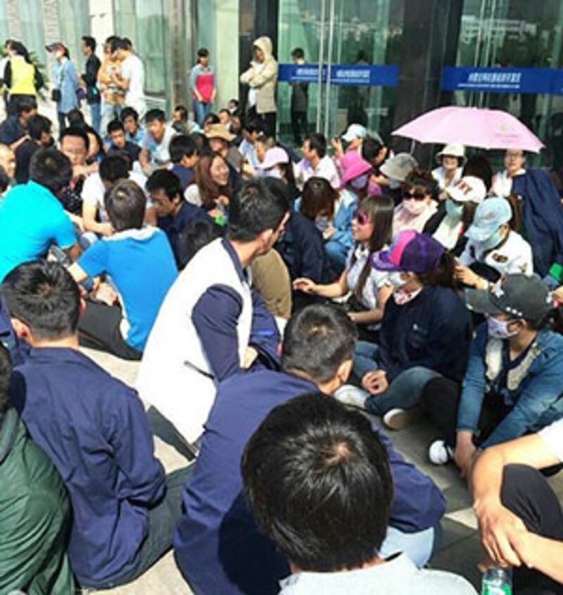2015年5月27日，內蒙古阿拉善盟經濟開發區“鋒威矽業有限公司”二百名工人到區政府請願，要求政府出面，協助追討欠薪。(工人攝)