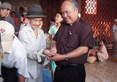 Mục sư Nguyễn Xuân Bảo trong một chuyến đi cứu trợ ở Miền Trung
