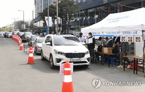 서울 동작구 노량진수산시장 드라이브 스루 판매소에 줄지어 선 차량들.