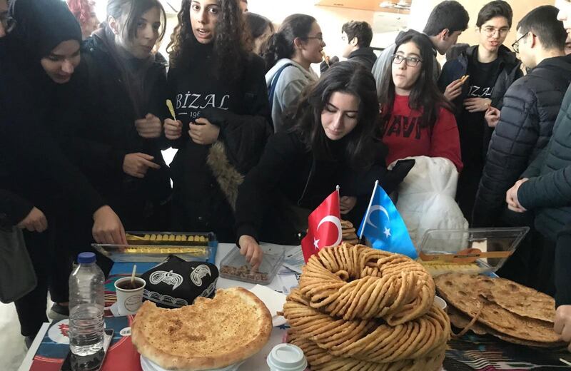ئىستانبۇلدىكى بىرۇنى ئۇنىۋېرسىتېتىدا «ئائىلەم قەيەردە؟» دېگەن تېمىدا ئېچىلغان ئۇيغۇرلارنىڭ ئىرقىي قىرغىنچىلىققا ئۇچراش ئەھۋالىنى ھەمدە مىللىي مەدەنىيىتىنى نامايان قىلىدىغان رەسىم ۋە مەدەنىيەت كۆرگەزمىسىدىن كۆرۈنۈش. 2022-يىلى دېكابىر، تۈركىيە.