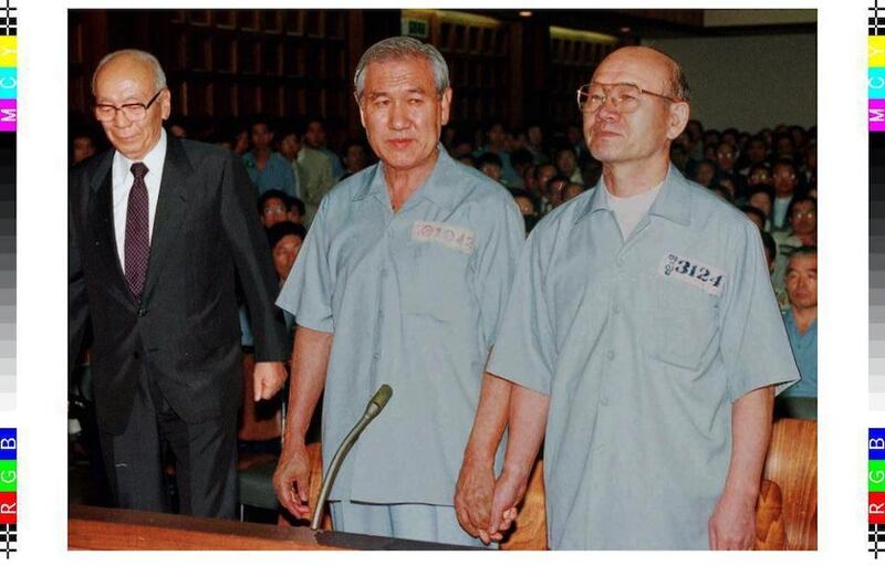 Hình minh hoạ. Cựu Tổng thống Nam Hàn Roh Tae-Woo (giữa) và Chun Doo-Hwan (phải) nắm tay nhau ở toà án tại Seoul hôm 26/8/1996 trong khi chờ phán quyết của toà