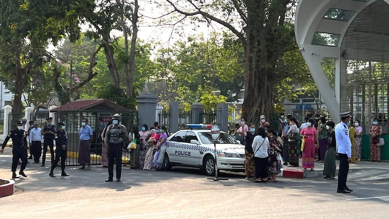 ရန်ကုန်မြို့ ကမာရွတ်မြို့နယ်မှာရှိသည့် ပညာရေးတက္ကသိုလ် လေ့ကျင့်ရေးကျောင်းနားမှာ ၂၀၂၂ မတ်လ ၃၁ ရက်နေ့တွင် စစ်ကောင်စီတပ်ဖွဲ့ဝင်များကို တွေ့ရစဥ် (Photo:RFA)
