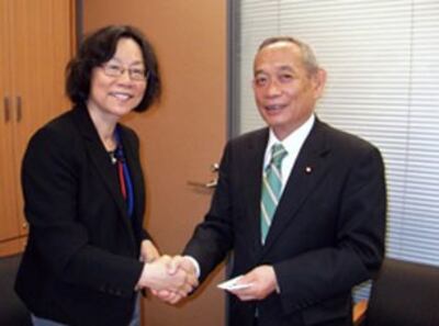 图片:独立中文笔会会长廖天琪等人30号下午在日本国会众议院第一会馆拜会日本执政党民主党国会对策委员长代理牧野圣修望日本各界声援刘晓波争取诺贝尔和平奖。(南洲提供)