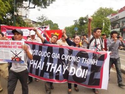 Biểu tình phản đối Trung Quốc ngày 11 tháng 5, 2014 với biểu ngữ Một Quốc Gia Cường Thịnh Phải Thay Đổi