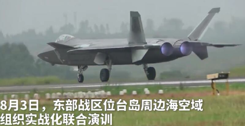 8月3日上午解放军东部战区空军在台湾周边空域实施针对性演练。图为歼-20第五代隐身战机。(视频截图)
