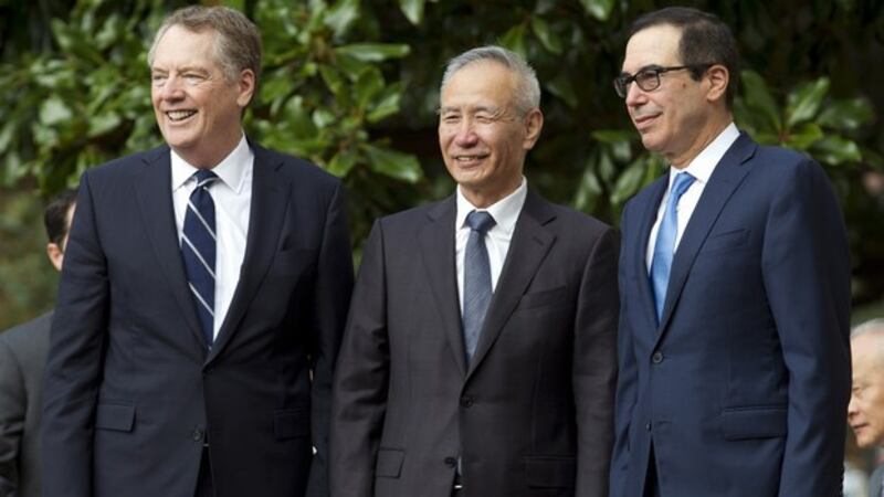 中国副总理刘鹤(中)与美国贸易代表莱特希泽(左)和美国财政部长姆努钦(右)2019年10月10日在华盛顿举行会谈。(美联社)