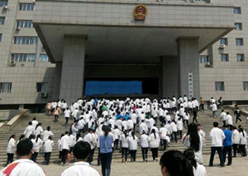 2015年5月25日，遼寧省錦州市“錦州第二高中”五百師生到市政府請願，要求保留原址校區就讀，拒絕調到已成危樓的舊校區上課。(學生提供)