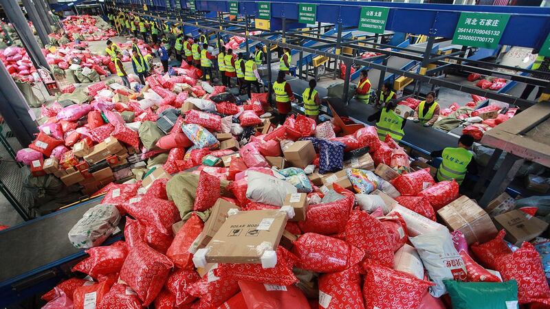 庞大的塑料、纸箱包装垃圾,是中国头痛的环境议题。(法新社)