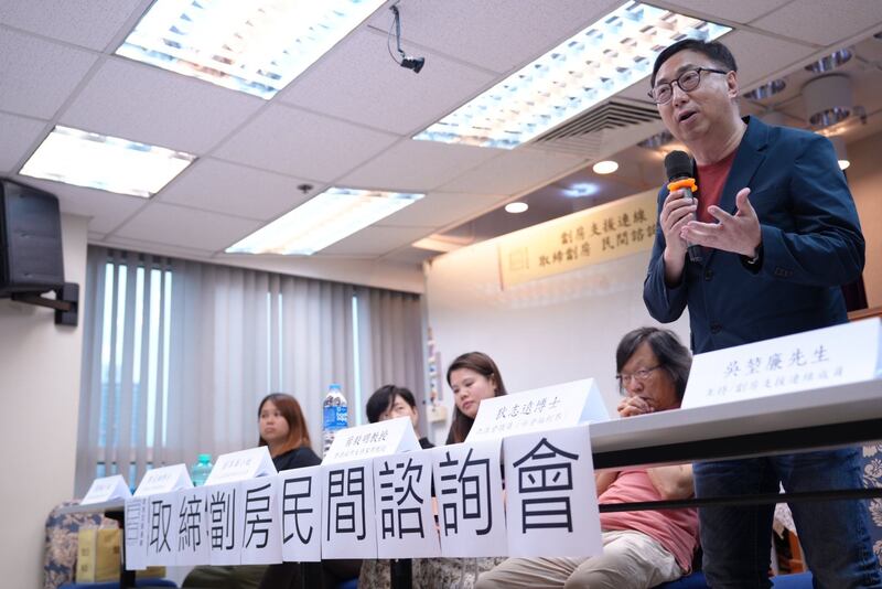 有社工周三（29日）到政總外請願，並質問社福界議員狄志遠不在法案委員會的原因。狄志遠向本台澄清，他是因為「不中籤」而不能加入委員會，但表明會以非委員身分出席所有會議及在會上發言。（狄志遠Facebook）