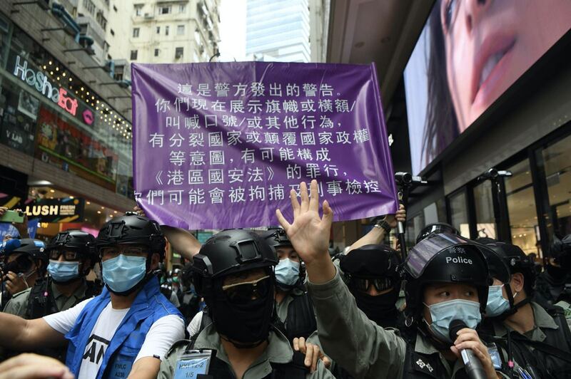 香港警察七一首次出动为“港区国安法”而设的紫色警告旗,上面写上“这是警方发出的警告。你们现在展示旗帜或横额/叫喊口号/或其他行为,有分裂国家或颠复国家政权等意图,有可能构成《港区国安法》的罪行,你们可能会被拘捕及刑事检控。”(香港警察脸书图片)