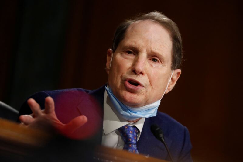 ئامېرىكا كېڭەش پالاتا ئەزاسى رون ۋايدېن(Ron Wyden) ئاۋام پالاتا ئەزاسى جون راتكلىفنىڭ ۋاشىنگتوندىكى پارلامېنت بىناسىدا كېڭەش پالاتاسى ئاخبارات كومىتېتى نامزاتلىرىنى كۆرسىتىش يىغىنىدا سۆز قىلماقتا. 2020-يىلى 5-ماي.