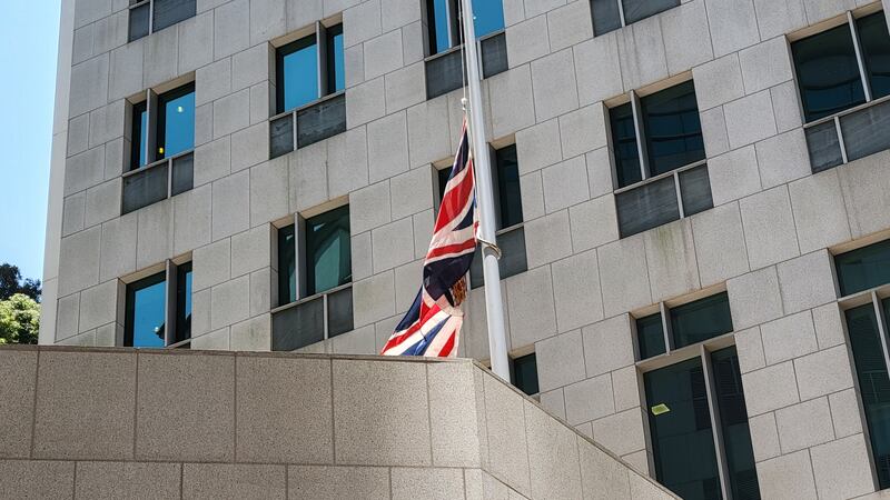英國駐香港總領事館周五（9日）下半旗致哀。（石頭 攝）