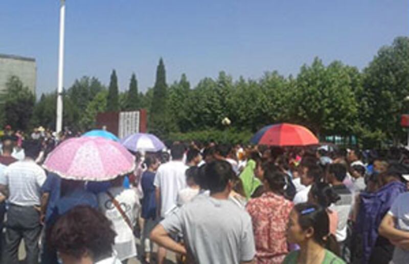 2015年6月8日,數百準業主,不滿開發商交付未達標樓房,又提出不合理交匙條件,於是集體到縣政府請願。(業主攝)