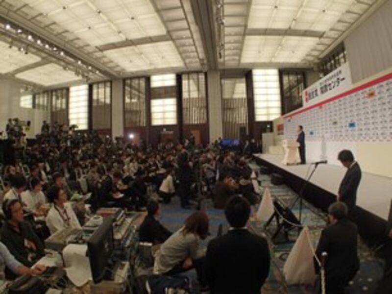 图片:本民主党党首野田佳彦16号夜在党总部举行记者会,就民主党大选的惨败,向支持者表示谢罪,并宣布自己承担败选的责任,辞去党首的职务。日本民主党17号下午举行干部会议,决定于22号举行临时党大会,选举新的党首。(南洲提供)