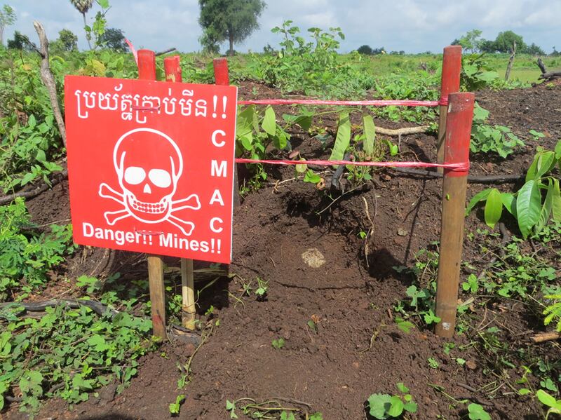 គ្រាប់​មិន​ទាន់​ផ្ទុះ និង​ស្លាក​សញ្ញា​ប្រាប់​ពី​ទីតាំង​គ្រាប់​មិន​ទាន់​ផ្ទុះ នៅ​ឃុំ​ជីរោទ៍ទី២ ស្រុក​ត្បូងឃ្មុំ ខេត្ត​ត្បូងឃ្មុំ នៅ​ព្រឹក​ថ្ងៃ​ទី​២៨ ខែ​កក្កដា ឆ្នាំ​២០១៦។