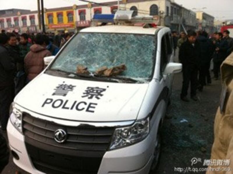 图片： 12月12日，河南登封市告成镇民众示威时与警察发生冲突，警车被砸。 （中国茉莉花革命网）