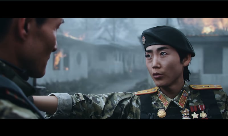 미국 액티비전의 신작 게임 ‘콜 오브 듀티: 모던 워페어 4’ 예고편에 등장한 북한 군부 실권자 ‘리주영’(오른쪽)과 그의 부관 ‘고진혁’. 불타는 마을을 배경으로 반동분자 색출을 지시하고 있다.