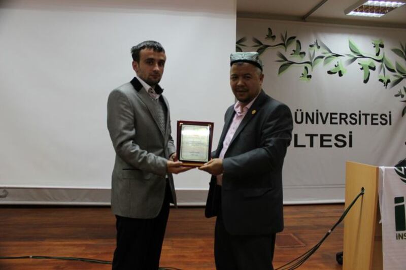 تۈركىيەنىڭ رىزە شەھىرىدە «دەردىمىز شەرقىي تۈركىستان» دېگەن تېمىدىكى يىغىندا ئابدۇلئەھەد ئابدۇراخمانغا پلاكات تەقدىم قىلىندى