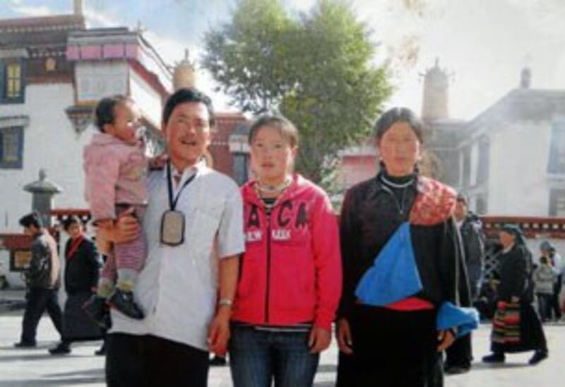 图片：当增卓玛曾与她的父母在西藏首府拉萨大昭寺广场合影。（受访人周五提供）
