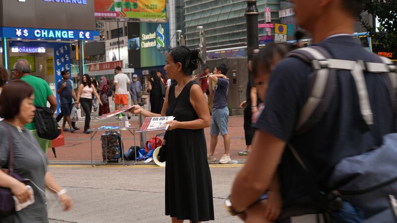 陳寶瑩在最近的街站派發「初選 47 人案」長毛的陳情書，街站現在只有一張摺枱、一個擴音器。（衛斯攝）