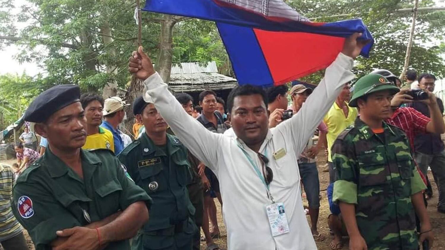 លោក ម៉ៅ សារិទ្ធ គឺ​ជាសកម្ម​ជន​គណបក្ស​សង្គ្រោះ​ជាតិ រស់នៅ​ខណ្ឌ​ច្បារ​អំពៅ រាជធានី​ភ្នំពេញ និង​ជា​អតីត​អ្នក​បើក​រថយន្ត​ឱ្យ​តំណាងរាស្ត្រ​គណបក្ស​សង្គ្រោះ​ជាតិ គឺ​លោក អ៊ុំ សំអាន និង​តំណាង​គណបក្សប្រឆាំង​ម្នាក់​ទៀត លោក សាន សាង។ រូប៖ ហ្វេសប៊ុក​លោក អ៊ុំ សំអាន
