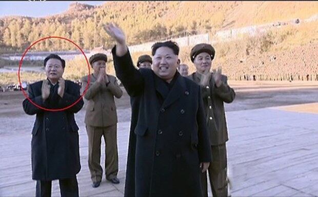 지난 7일 사망한 리을설 북한 인민군 원수의 국가장의위원회 위원 명단에서 빠지면서 '신상 변동설'이 불거진 최룡해 북한 노동당 당비서(붉은원 안)가 9일 조선중앙TV 기록영상 화면에 등장하고 있다. 