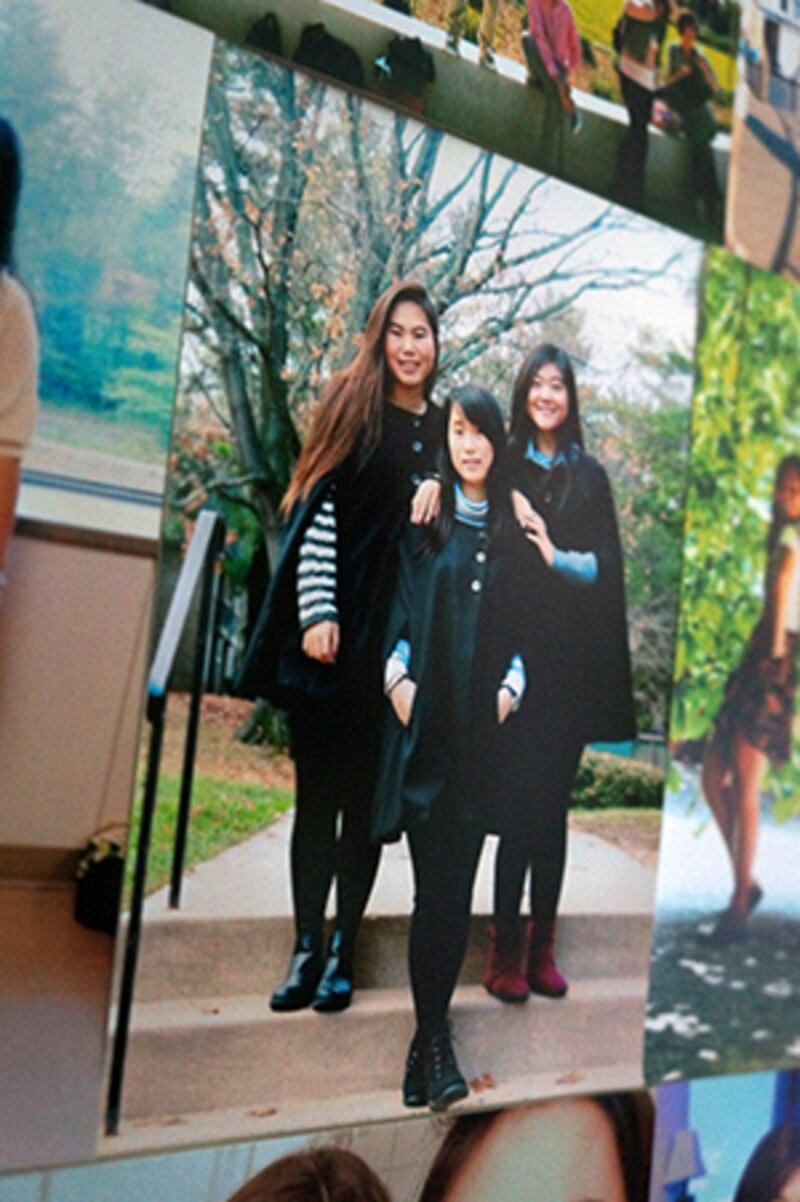 “六四遺孤” 陳橋(左)、王芷怡(中)、楊倩怡(右)合照。(2015年5月23日，粵語組何山拍攝)