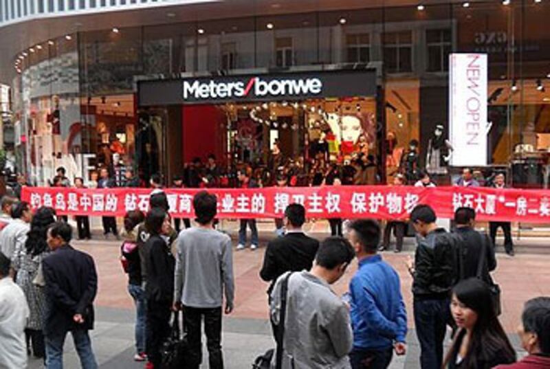 2012年10月22日,五十多武漢市鑚石大廈維權商戶業主,到鑚石大廈門外拉横額,抗議開發商把商舖“一房兩賣”,業權被他人侵佔。(商戶業主代表王洪女士提供)