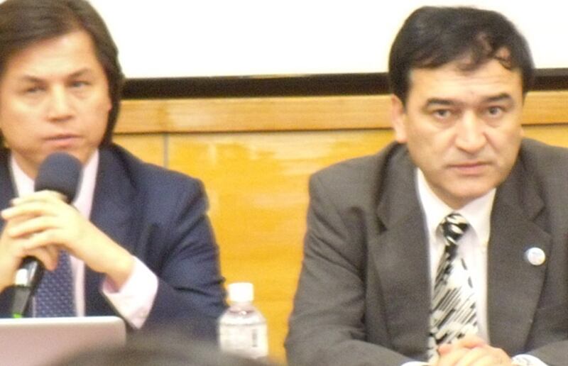 世維大會副主席伊力哈木.馬哈提(右)強調,伊斯蘭教要求信徒和平友愛,不會鼓勵暴力。他担心,全國各省市會藉污衊維族人的名字,從而可向中央取得更多維穩費,中飽私囊。(劉雲攝)