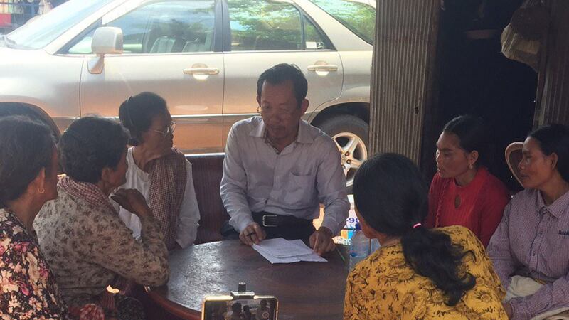 លោក រ៉ុង ឈុន តំណាង​ក្រុមប្រឹក្សា​ឃ្លាំមើល​កម្ពុជា ពេល​ទៅ​ពិនិត្យ​បង្គោល​ព្រំដែន និង​ជួប​ភូមិ​ត្រពាំងផ្លុង ស្រុក​ពញាក្រែក ខេត្ត​ត្បូងឃ្មុំ កាល​ពី​ថ្ងៃ​ទី២១ ខែកក្កដា ឆ្នាំ២០២០។