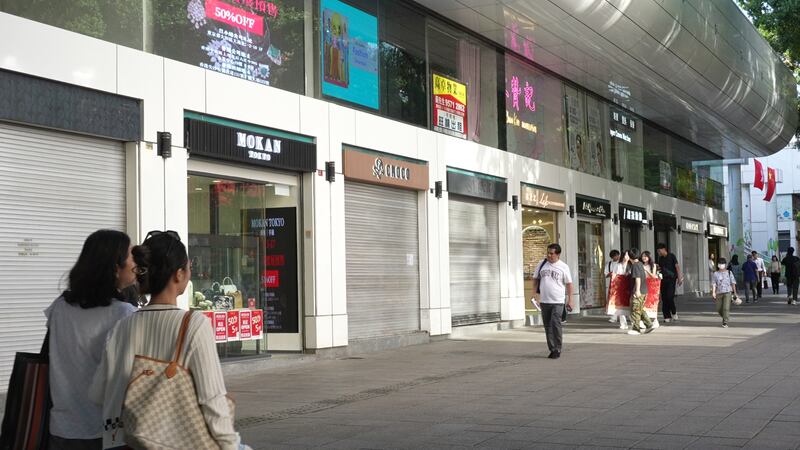 栢麗購物大道的珠寶店,10.1長假「旺丁不旺不財」,要以五折促銷。(衛斯攝)