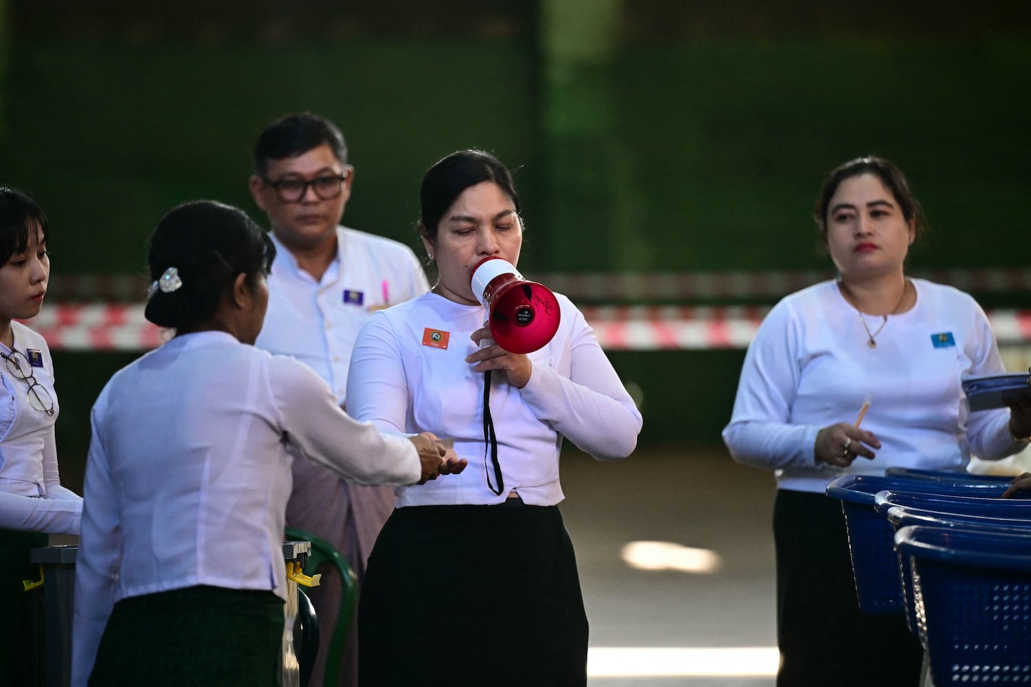 ကုန်ကျစရိတ်မတင်သွင်းတဲ့ ကိုယ်စားလှယ်လောင်း ၄၁ ဦးကို UEC အရေးယူ