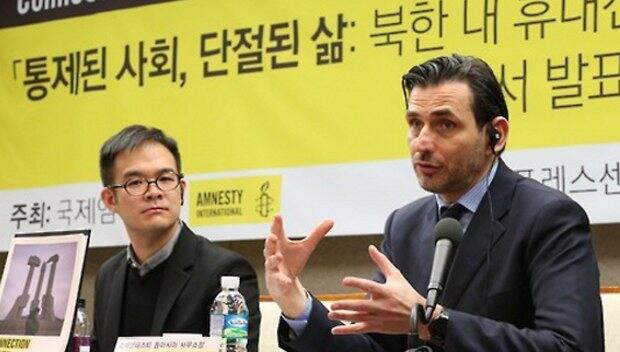 9일 오전 서울 중구 프레스센터에서 국제앰네스티 한국지부 주최로 열린 북한 내 휴대전화 사용 및 외부세계 정보 제한 실태 보고서 발표 기자회견에서 니콜라스 베클란 국제앰네스티 동아시아 사무소장(오른쪽)이 관련 발언을 하고 있다.