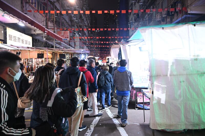 雖然廟街人流比起設置美食街之前多,廟街販商商會表示外地遊客比預期少。(張仕仁攝)