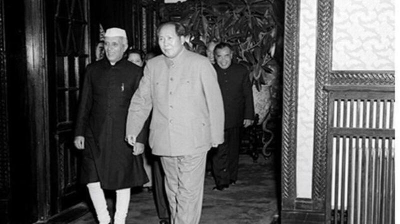 1954年印度总理尼赫鲁（左）访问北京与毛泽东把手言欢。8年后中印发生边境战争。（维基百科）