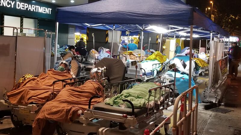 在香港明愛醫院急症室門外，周四（17日）仍有為數不少的病人卧在病牀上等候看醫生或入院。（石頭 攝）