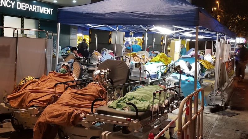 在香港明愛醫院急症室門外,周四(17日)仍有為數不少的病人卧在病牀上等候看醫生或入院。(石頭 攝)