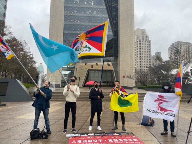 西藏台湾人权连线等台湾公民团体12日聚集台北中国银行前,举行抵制北京冬奥快闪抗议行动遭支持北京的统派人士叫嚣闹场。(札西慈仁提供)