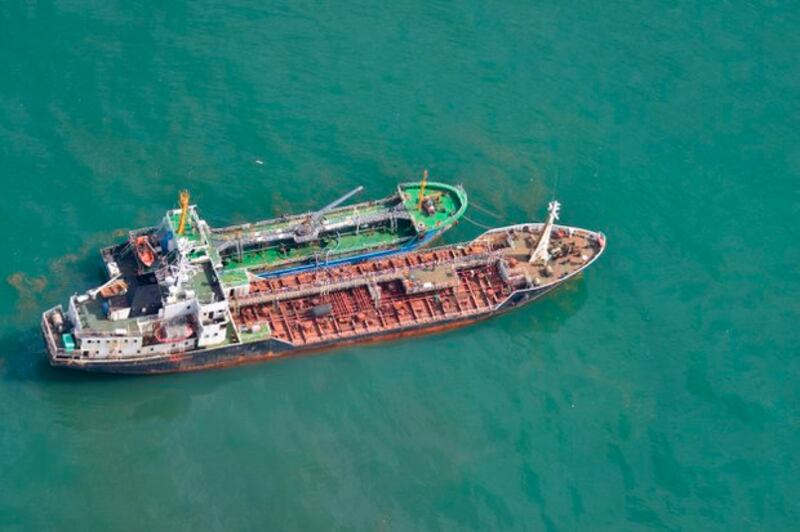 지난 2018년 5월 동중국해 공해상에서 북한 선박 삼정2호(아래)가 국적 미상의 선박으로부터 원유를 환적하고 있다.