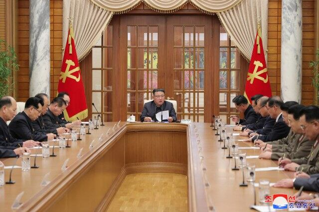북한이 이달 하순 노동당 중앙위원회 전원회의를 개최한다. 북한 관영매체인 조선중앙통신은 1일 "조선노동당 중앙위원회 제8기 제11차 정치국회의가 11월 30일 당 중앙위원회 본부청사에서 진행되였다"고 보도했다.