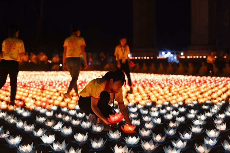 Hình minh họa. Người dân thắp đền tại chùa Tam Chúc ở Hà Nam hôm 13/5/2019 trước lễ Vesak